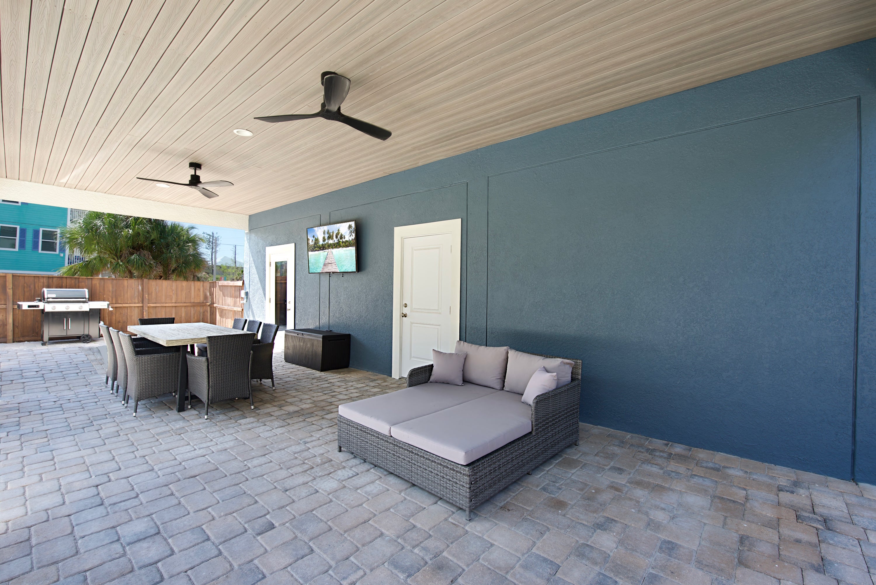 Seating and outdoor dining in patio area