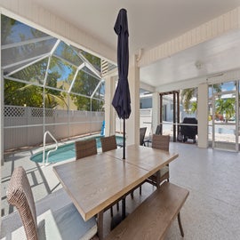 Eat and drink poolside!