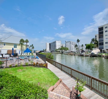 Estero Island Yacht & Racquet 320