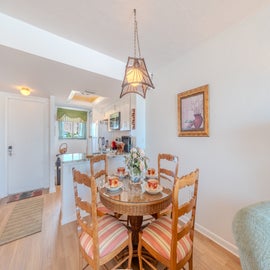 A Warm and Inviting Coastal Cottage Retreat!