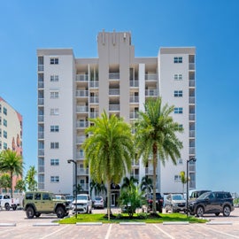 Eight-level beachfront building community.