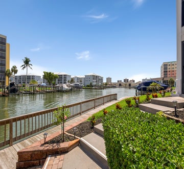 Estero Island Yacht & Racquet 320