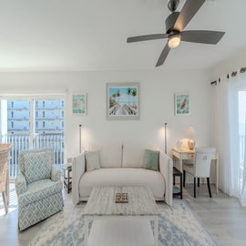 Spacious Living Room w/Sleeper Sofa