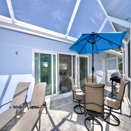 Outdoor dining in Pool area