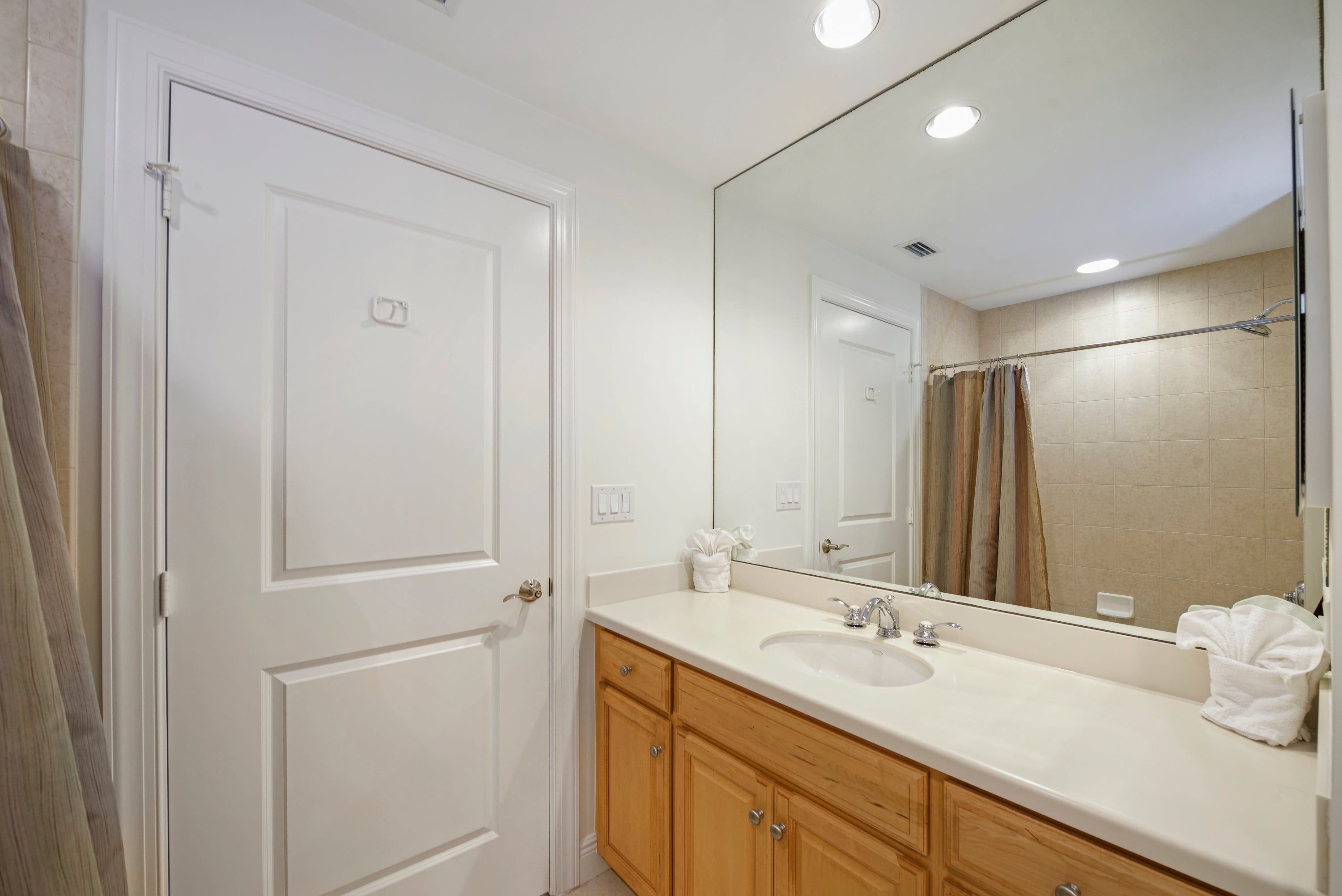 Bathroom Accessed by both guest bedrooms
