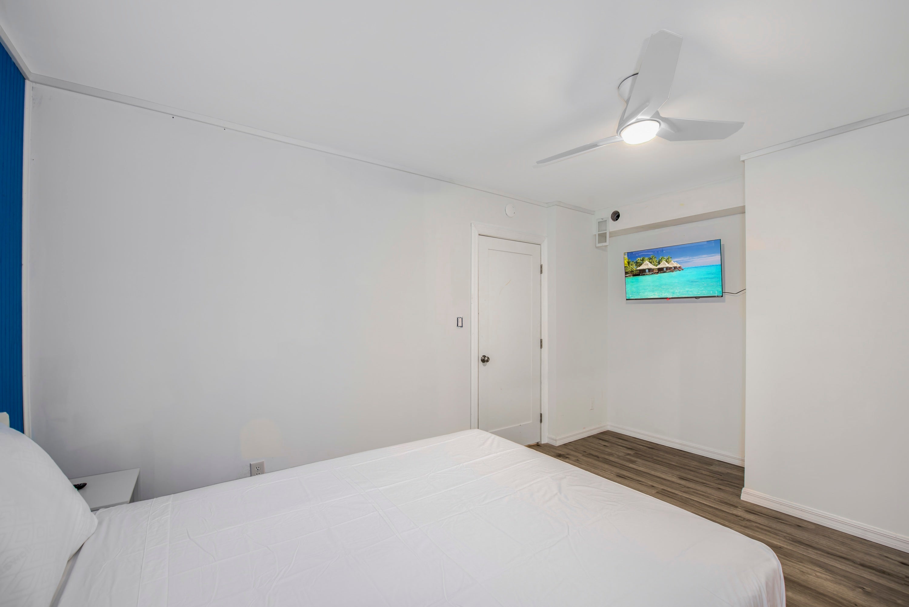 2nd bedroom with flat-screen TV